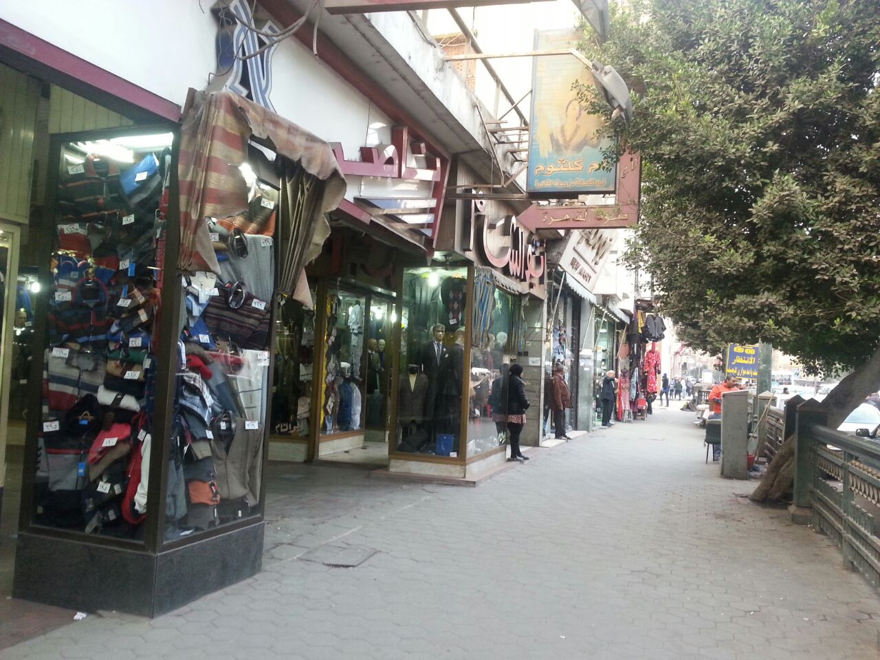 المحلات الواقعة بواجهة الفندق بوسط القاهرة