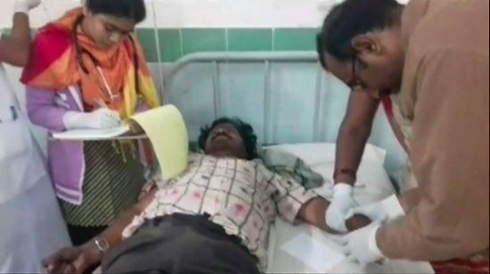 أحد المصابين بعد نقله فى المستشفى بالهند