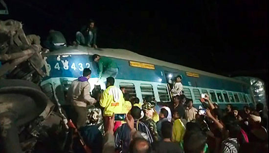 قطار الهند بعد انحرافه عن القضبان