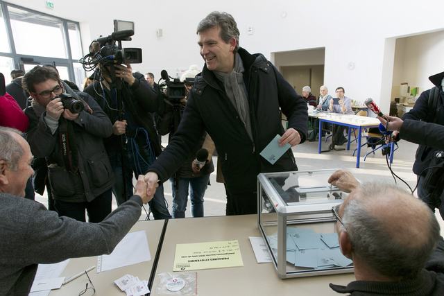 الوزير الفرنسي السابق والمرشح ارنو خلال التصويت في الجولة الأولى من الانتخابات التمهيدية الرئاسية