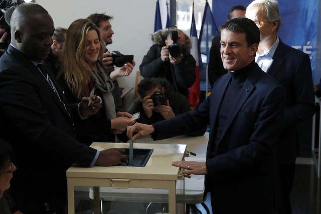 رئيس الوزراء الفرنسي السابق فالس يدلى بصوته فى الانتخابات التمهيدية الرئاسية اليسار الفرنسي