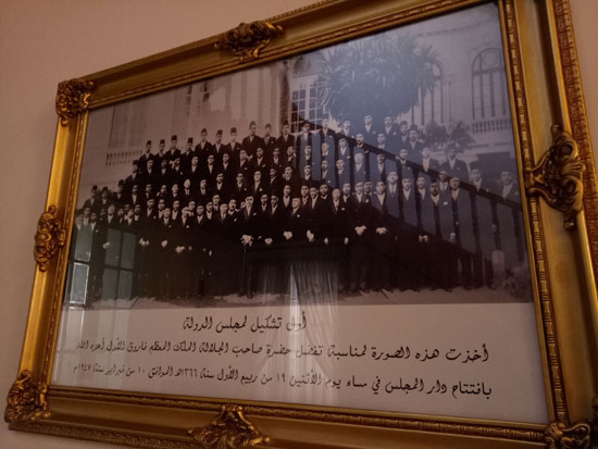 الملك فاروق يلتقط صورا مع اوائل القضاة 