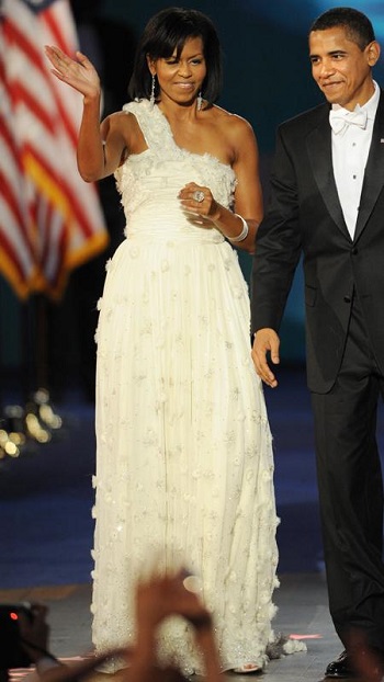 ميشال أوباما مرتديه فستان أبيض من تصميم Jason Wu