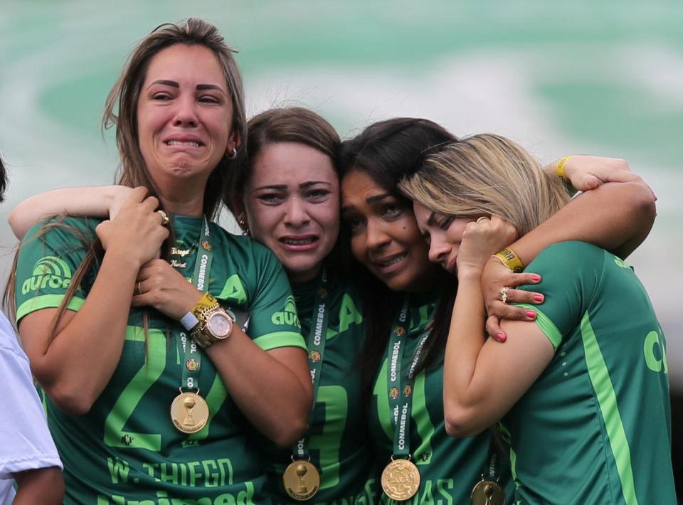 دموع أقارب الضحايا يرتدون ميداليات البطولة الخاصة بهم