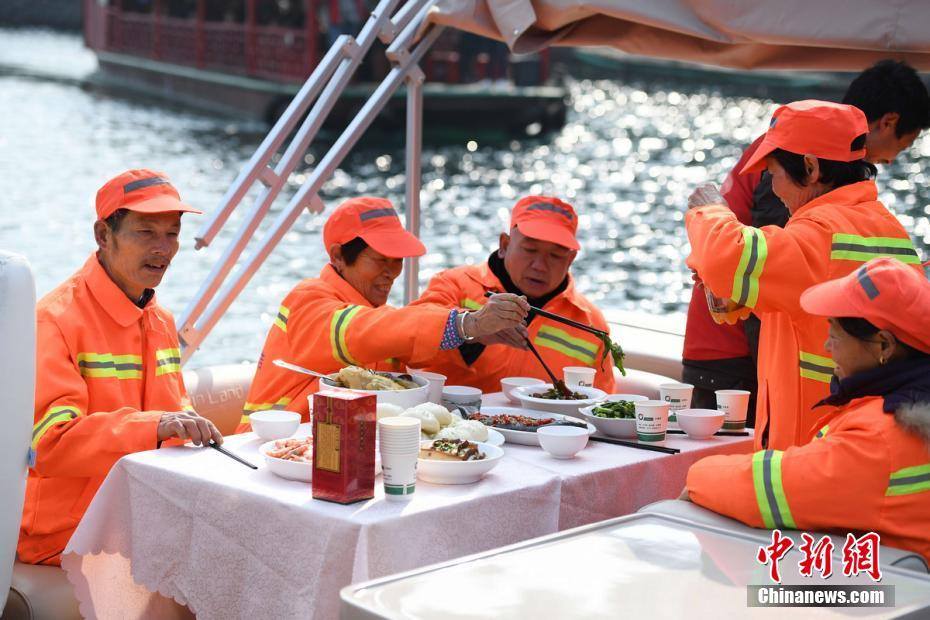 عمال النظافة فى الصين يتناولون وجبة الإفطار على اليخوت