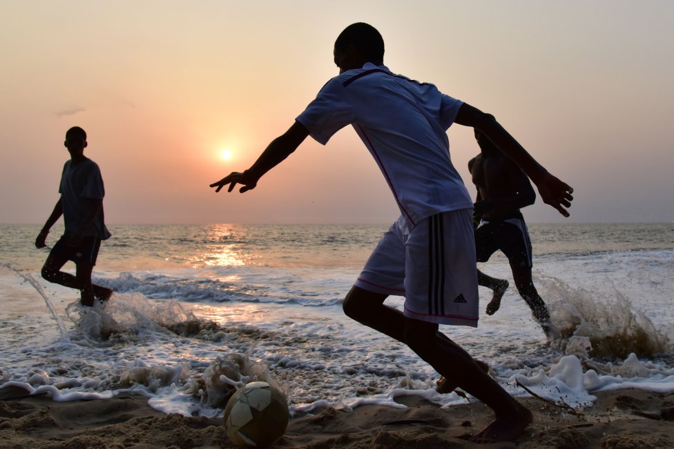 ممارسة كرة القدم وسط مياه البحر
