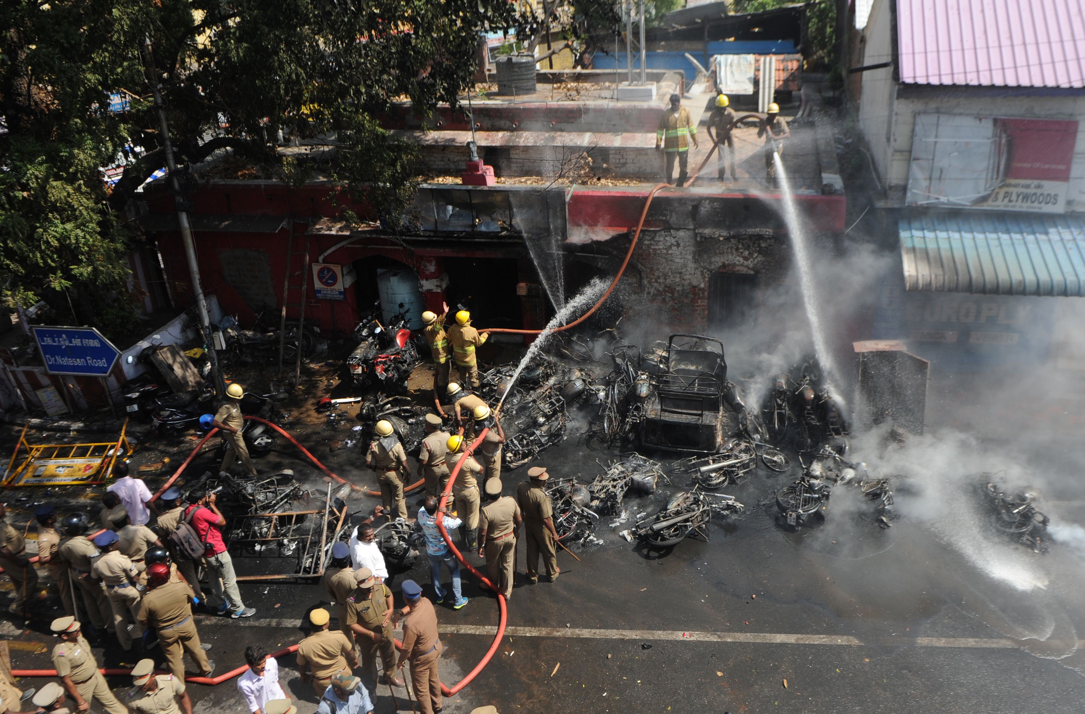 رجال الإطفاء يسيطرون على الحرائق التى أشعلها المحتجون فى الهند