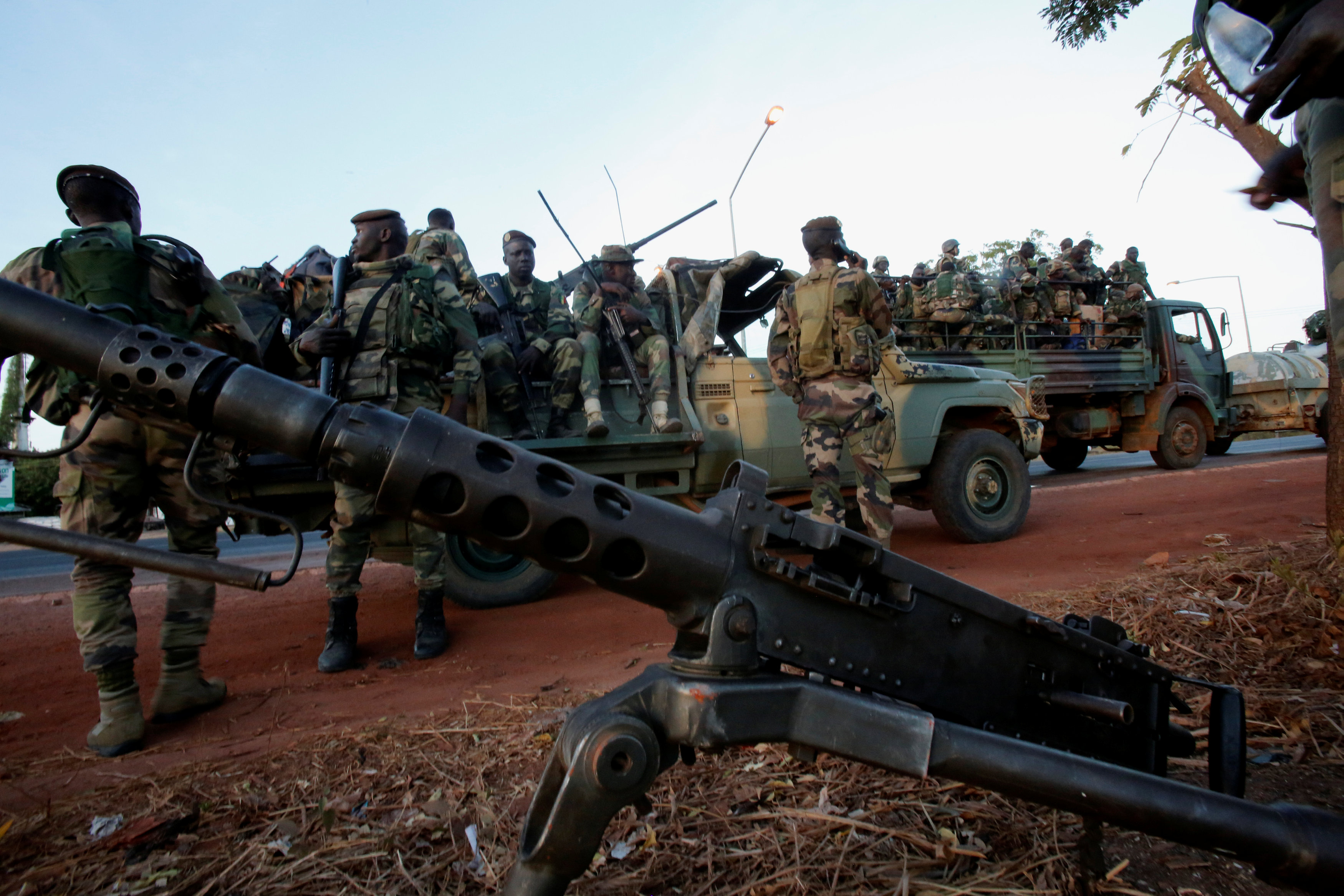 قوات غرب أفريقيا تقيم حاجزا أمنيا بالطريق المؤدى إلى عاصمة جامبيا