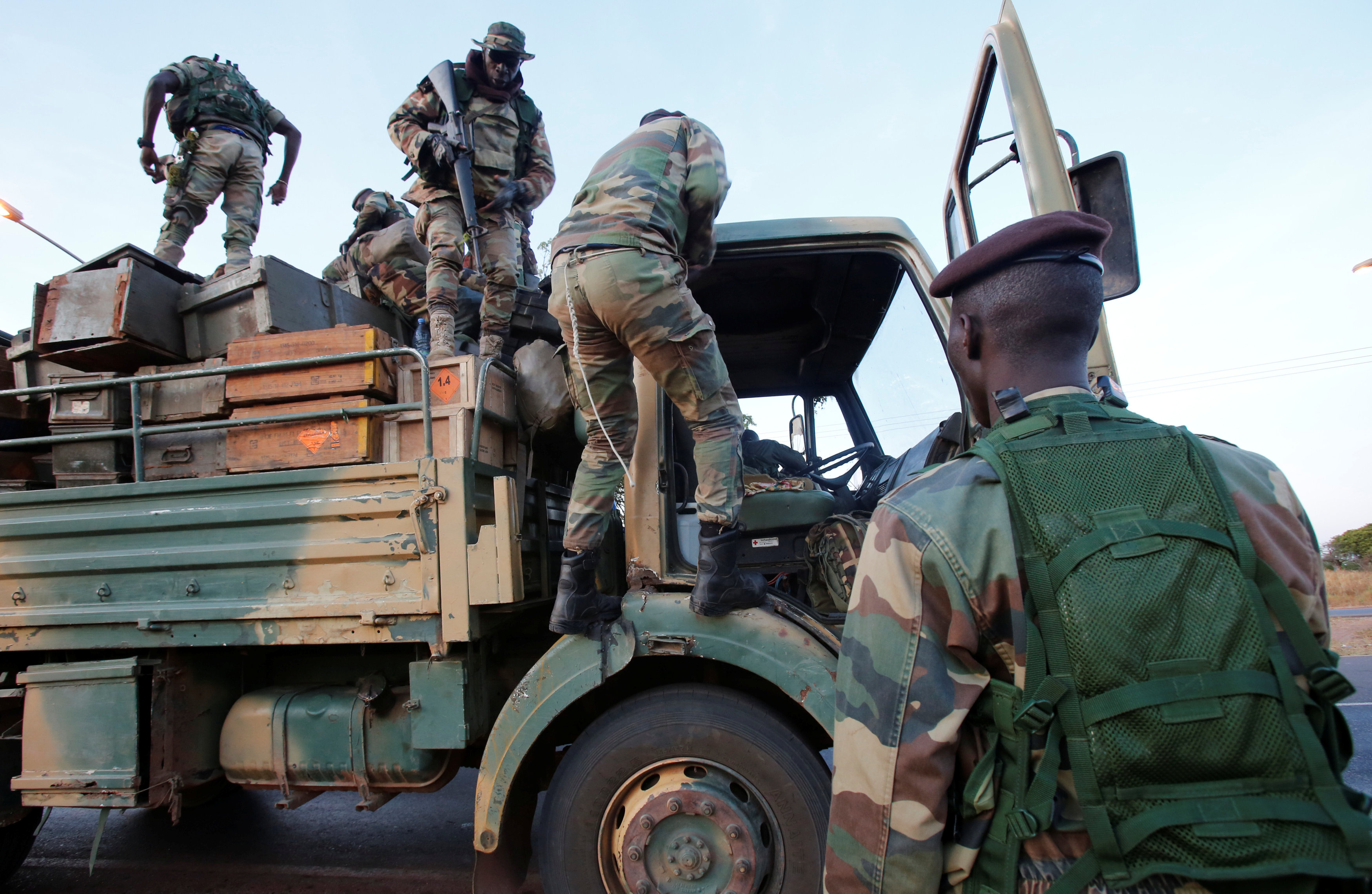 قوات غرب أفريقيا تصل إلى عاصمة جامبيا