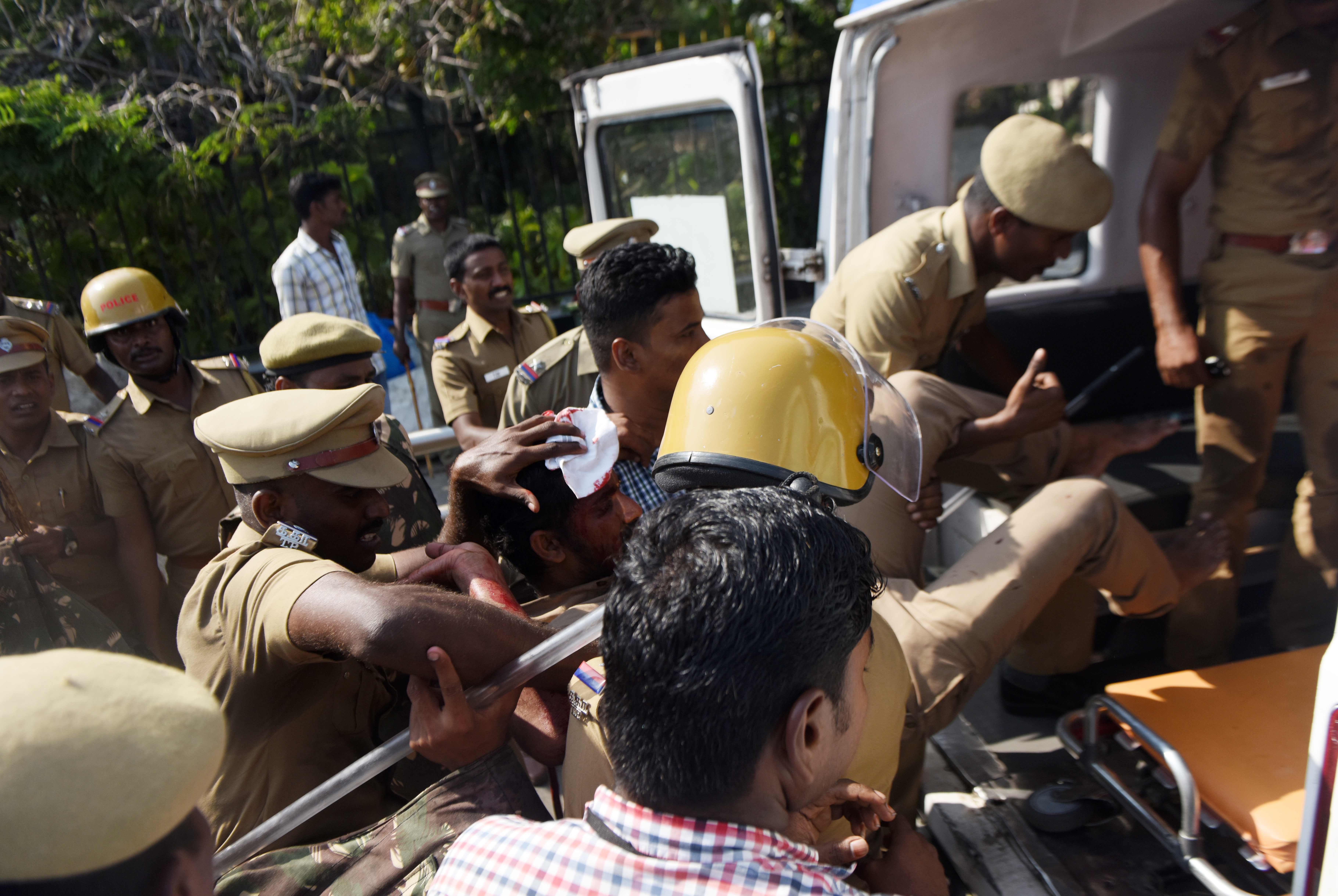 الشرطة الهندية تحتجز المتظاهرون فى السيارات لنقلهم لأماكن الاحتجاز