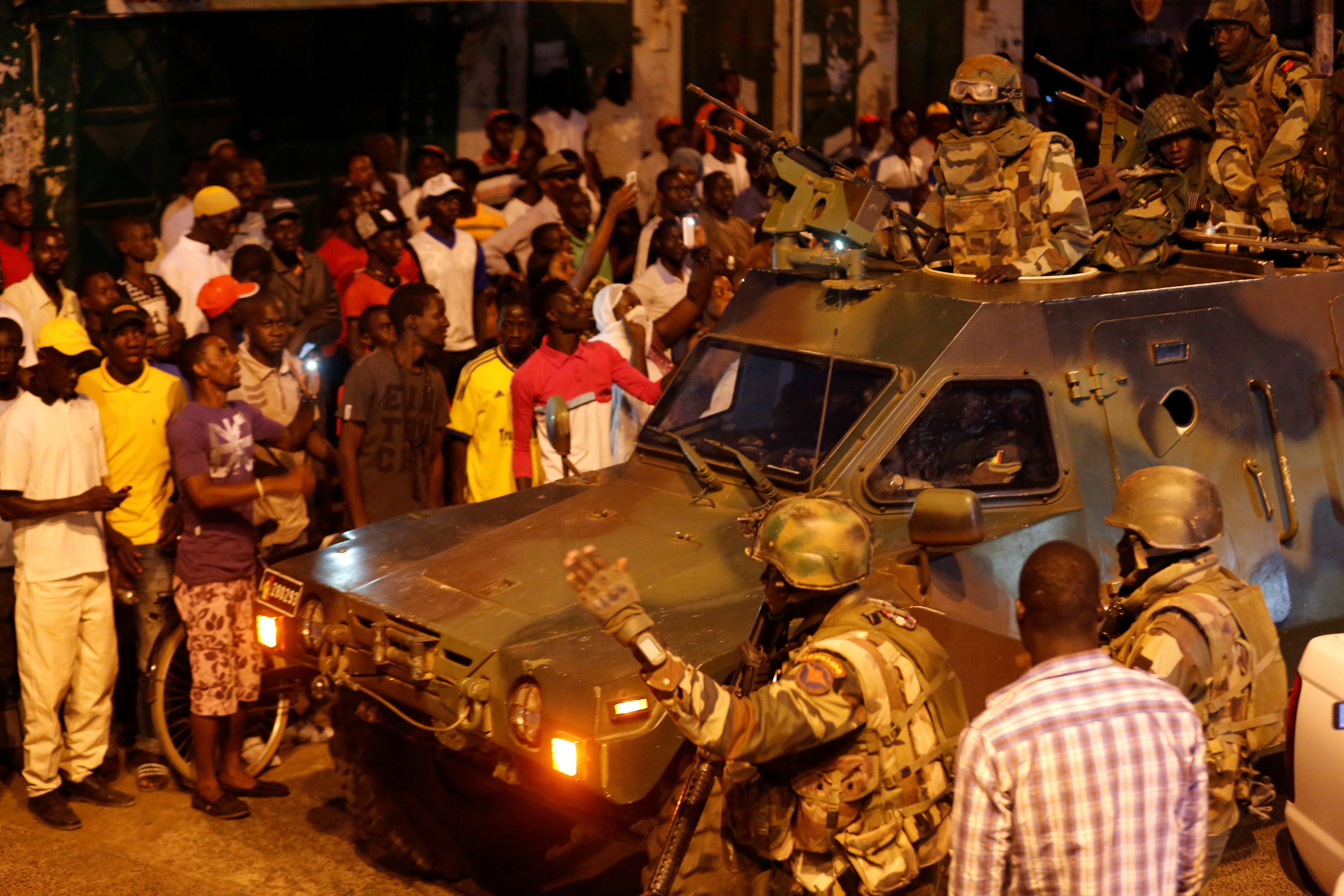 مواطنو جامبيا ينتشرون وسط مدرعات قوات غرب أفريقيا