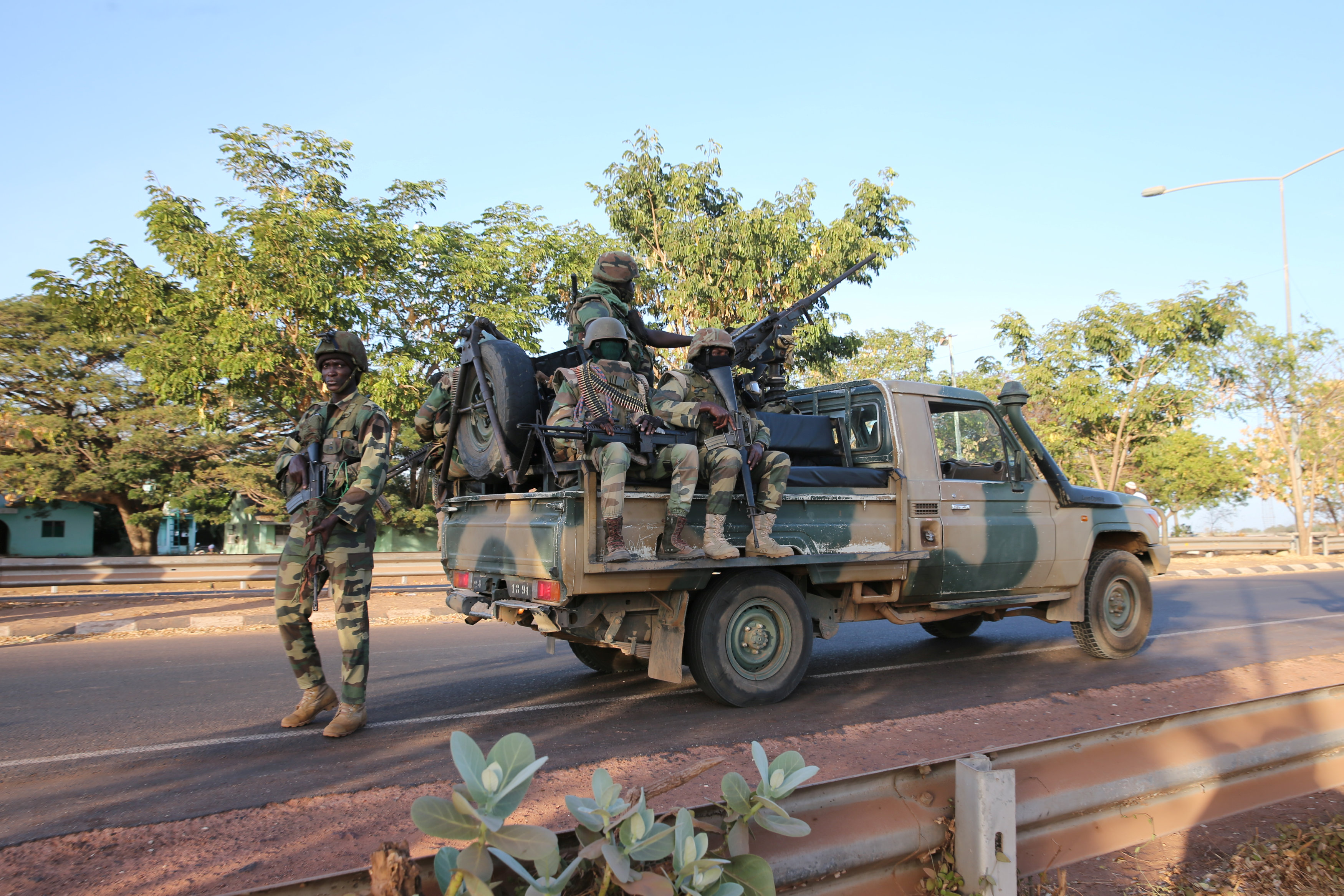 أحد عناصر قوات غرب أفريقيا يقف مدجج بالسلاح للسيطرة على الامن فى جامبيا