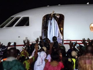 رئيس جامبيا خلال مغادرة البلاد
