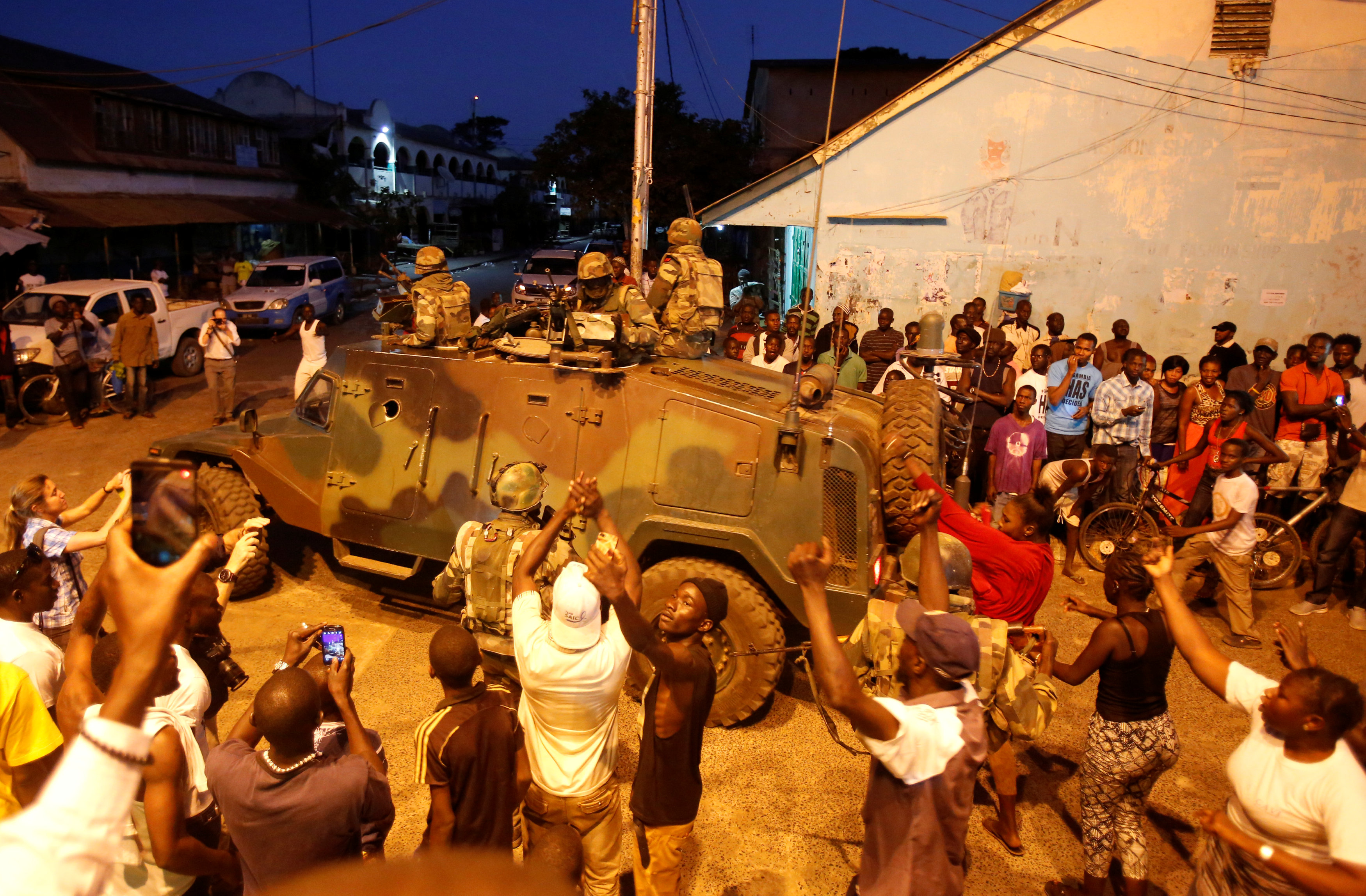 مواطنو جامبيا يلتقطون صورا تذكارية مع قوات غرب افريقيا