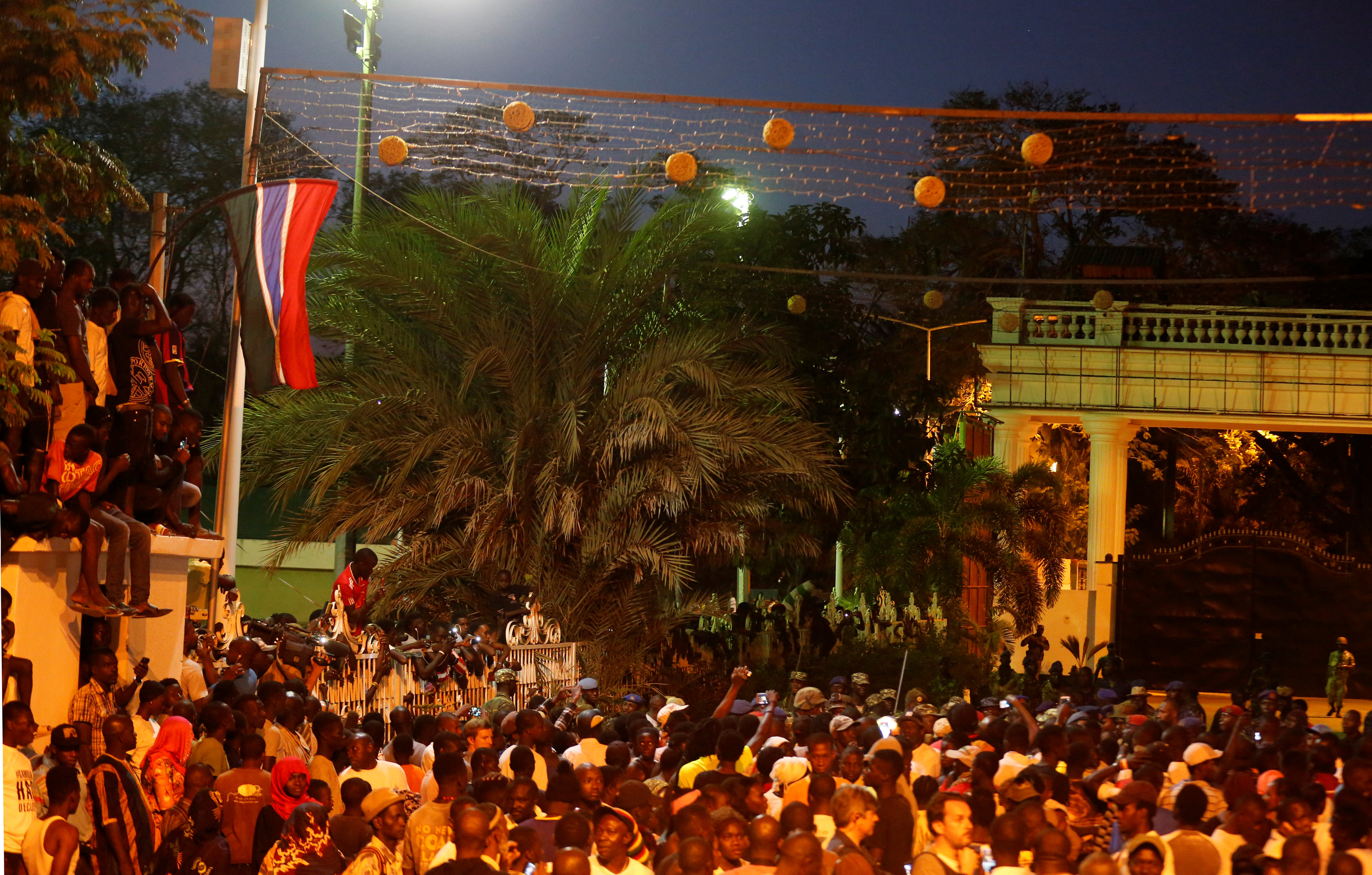 مواطنى جامبيا يزحفون باتجاه القصر الجمهورى للاحتفال برحيل يحيى جامع