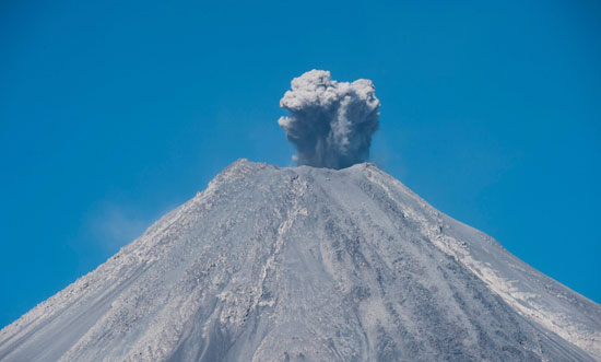 تجدد ثوران بركان كوليما بالمكسيك الدخان يتصاعد من فوهته