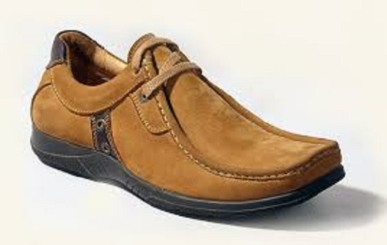 حذاء مصنع من خامة قوية يدل على الشخص التقليدى وعادةً أيضاً يرتديه المتقدمين بالعمر.