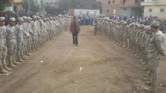  جنود القوات المسلحة يصطفون استقبالا للشهيد