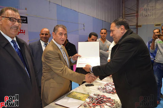  محافظ كفر الشيخ يكرم أحد اللاعبين