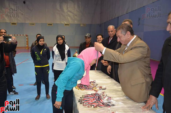  محافظ كفر الشيخ يكرم مدير عام الشباب والرياضة