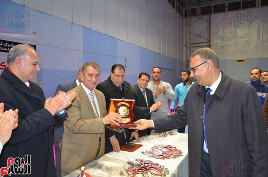 محافظ كفر الشيخ يكرم إحدى اللاعبات