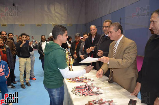 محافظ كفر الشيخ يكرم رئيس اﻻتحاد المصرى والإفريقي