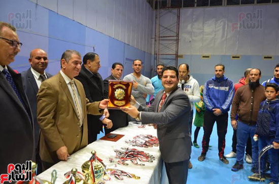 محافظ كفر الشيخ يكرم رئيس مجلس إدارة نادي كفر الشيخ