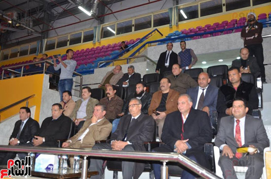 عضو هيئة غرفة السياحية يكرم أحد اللاعبين