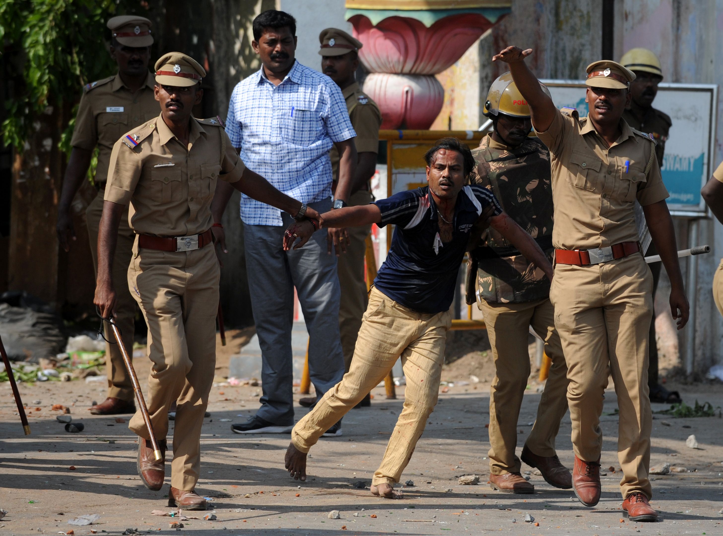 الشرطة الهندية تضبط أحد المحتجين على قرار محكمة بحظر مصارعة الثيران