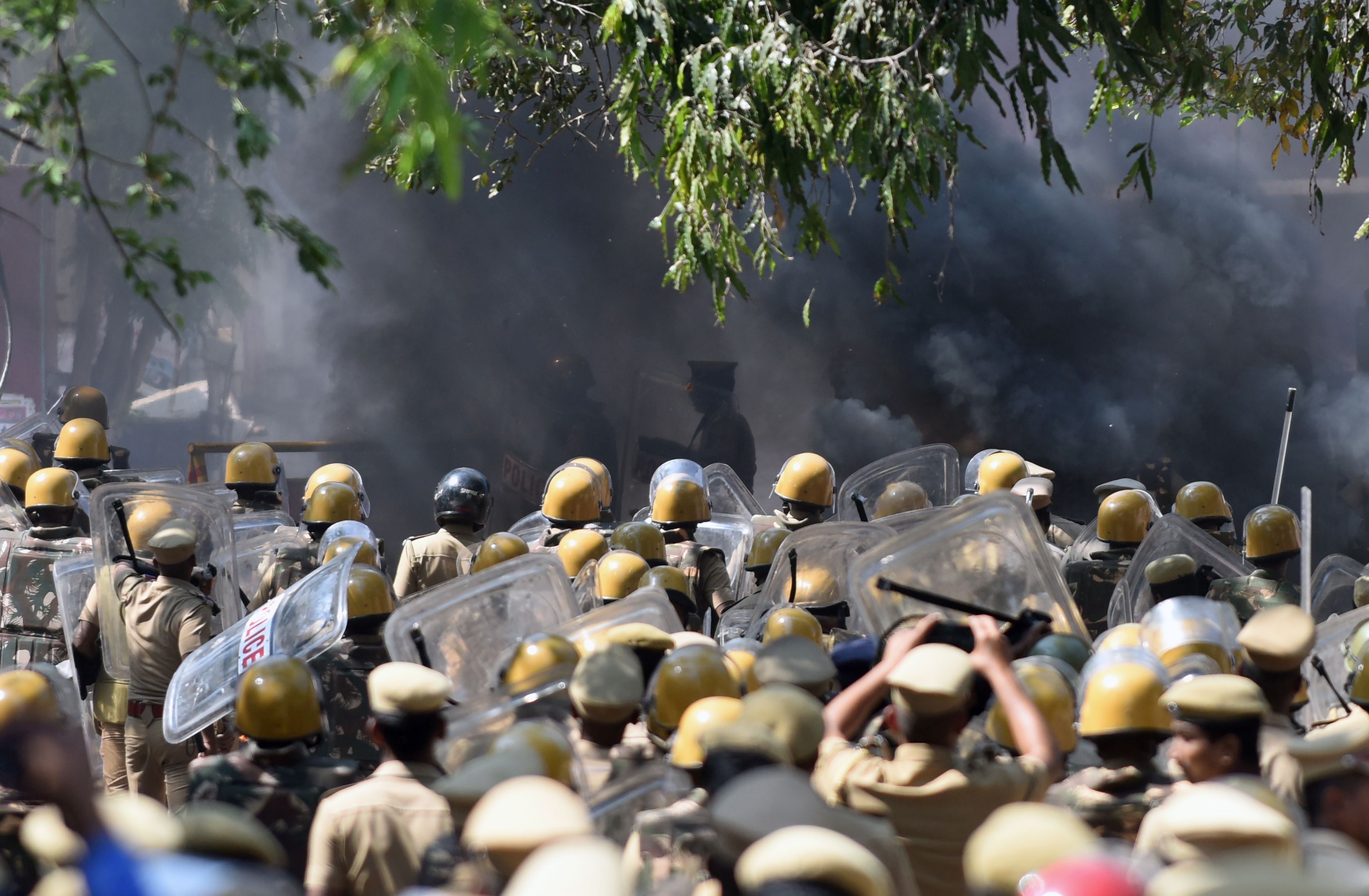 اشتباكات بين الشرطة الهندية ومحتجين على حظر رياضة مصارعة الثيران