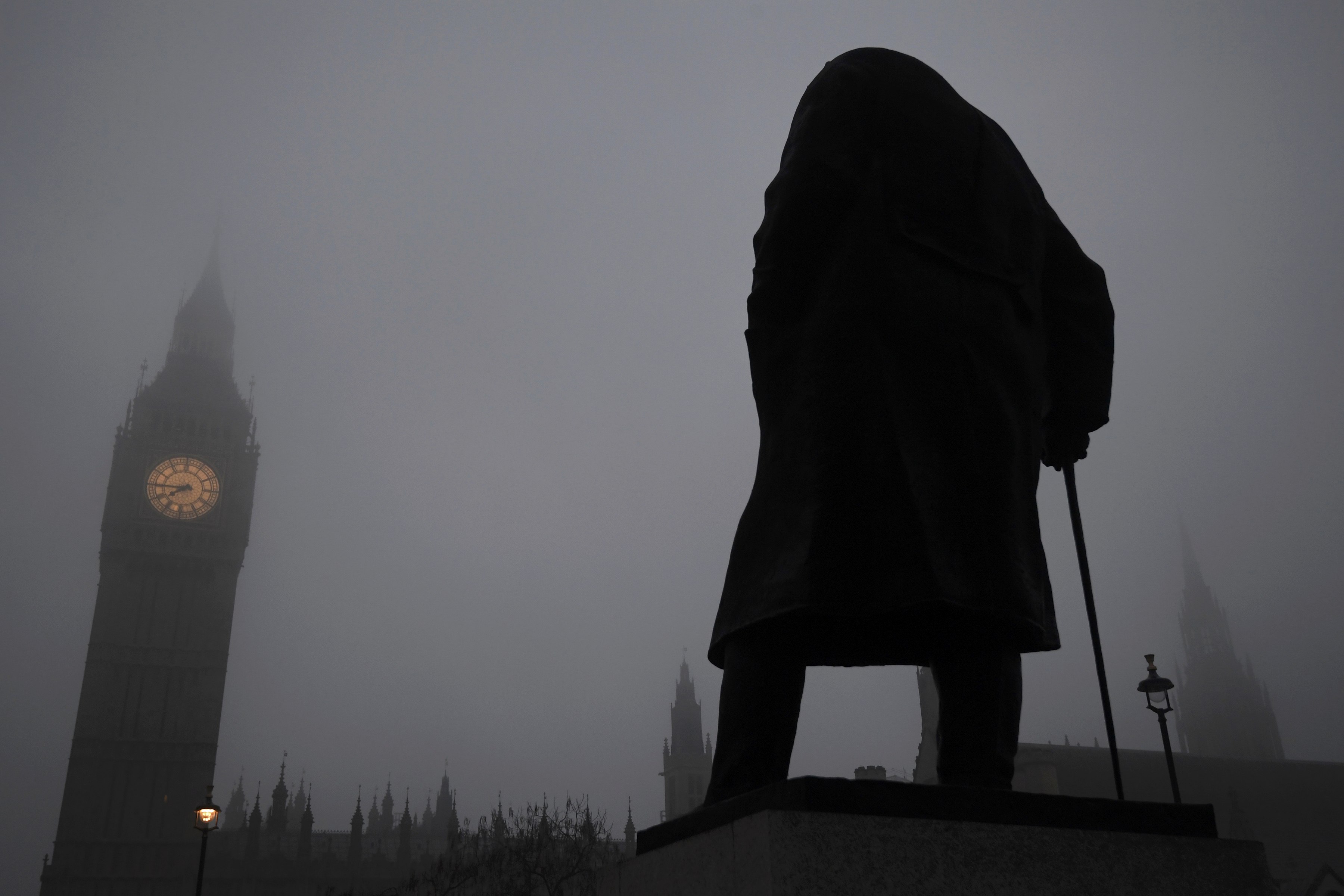 الضباب يحيط بتمثال ونستون تشرشل أمام ساعة بيج بن ومبنى البرلمان فى لندن