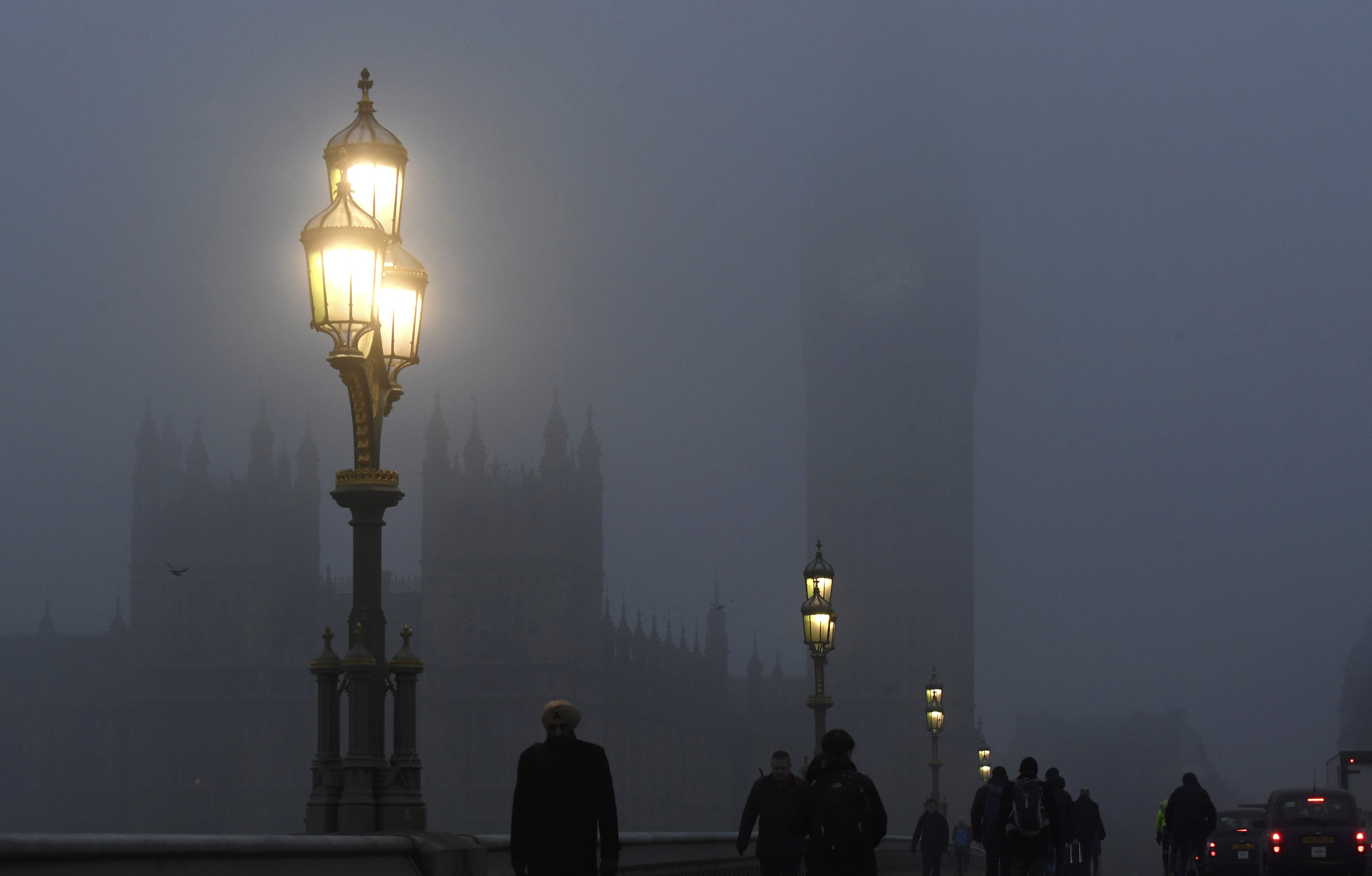 الضباب يحجب رؤية ساعة بيج بين فى العاصمة البريطانية لندن
