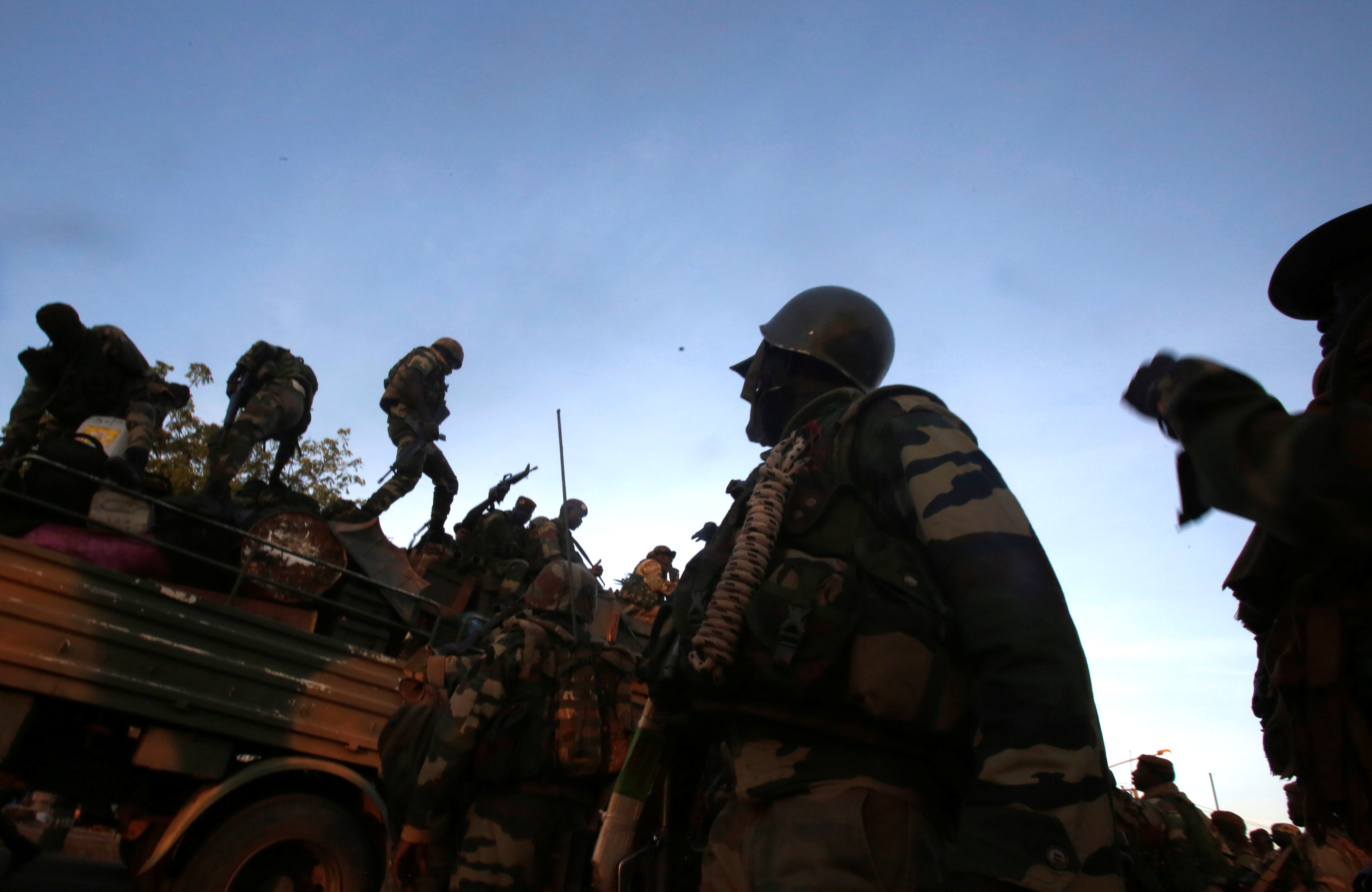 القوات السنغالية تنتشر بعاصمة جامبيا