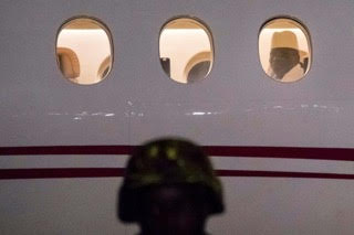 الرئيس الجامبى داخل طائرته