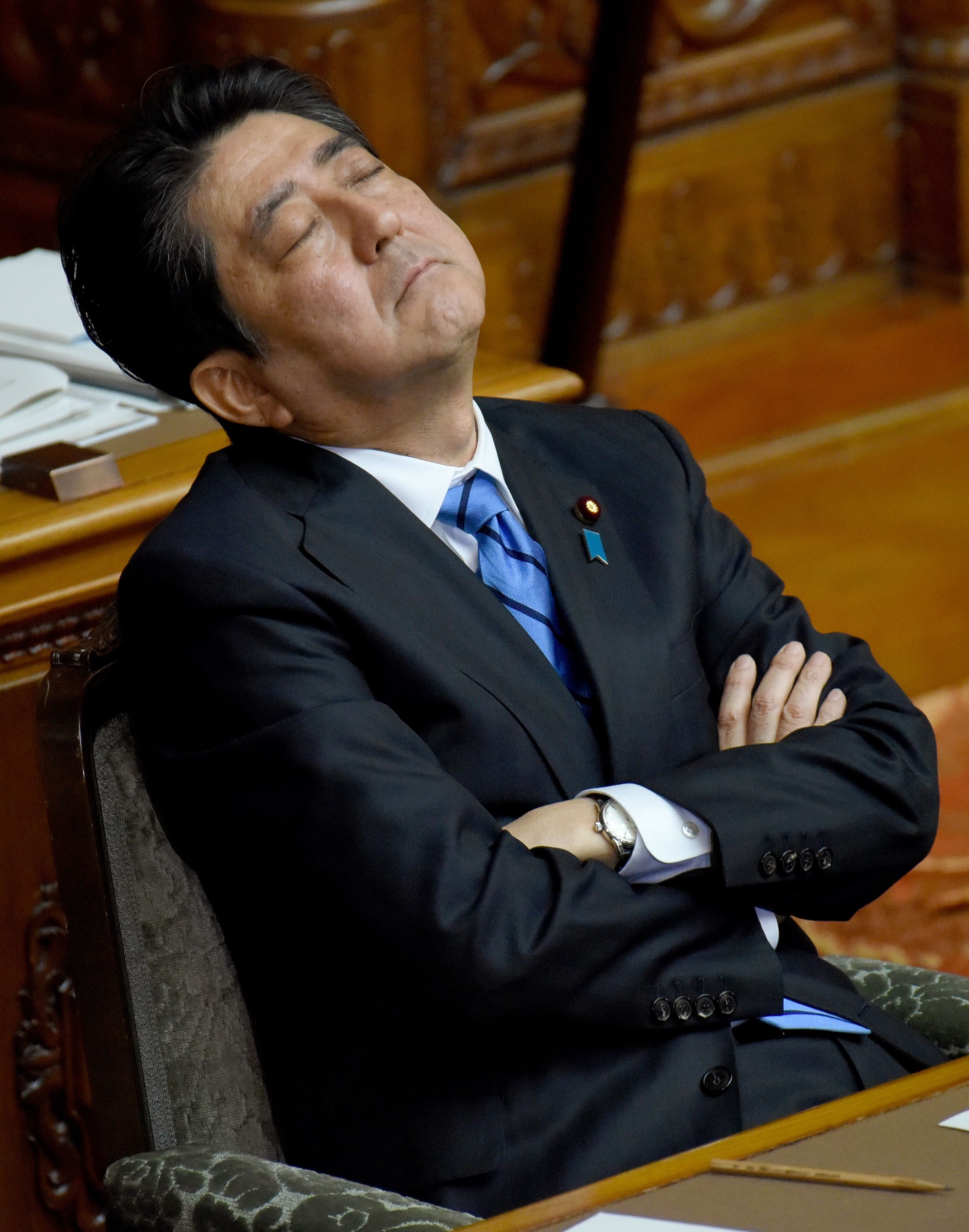 رئيس وزراء اليابان فى نوم عميق