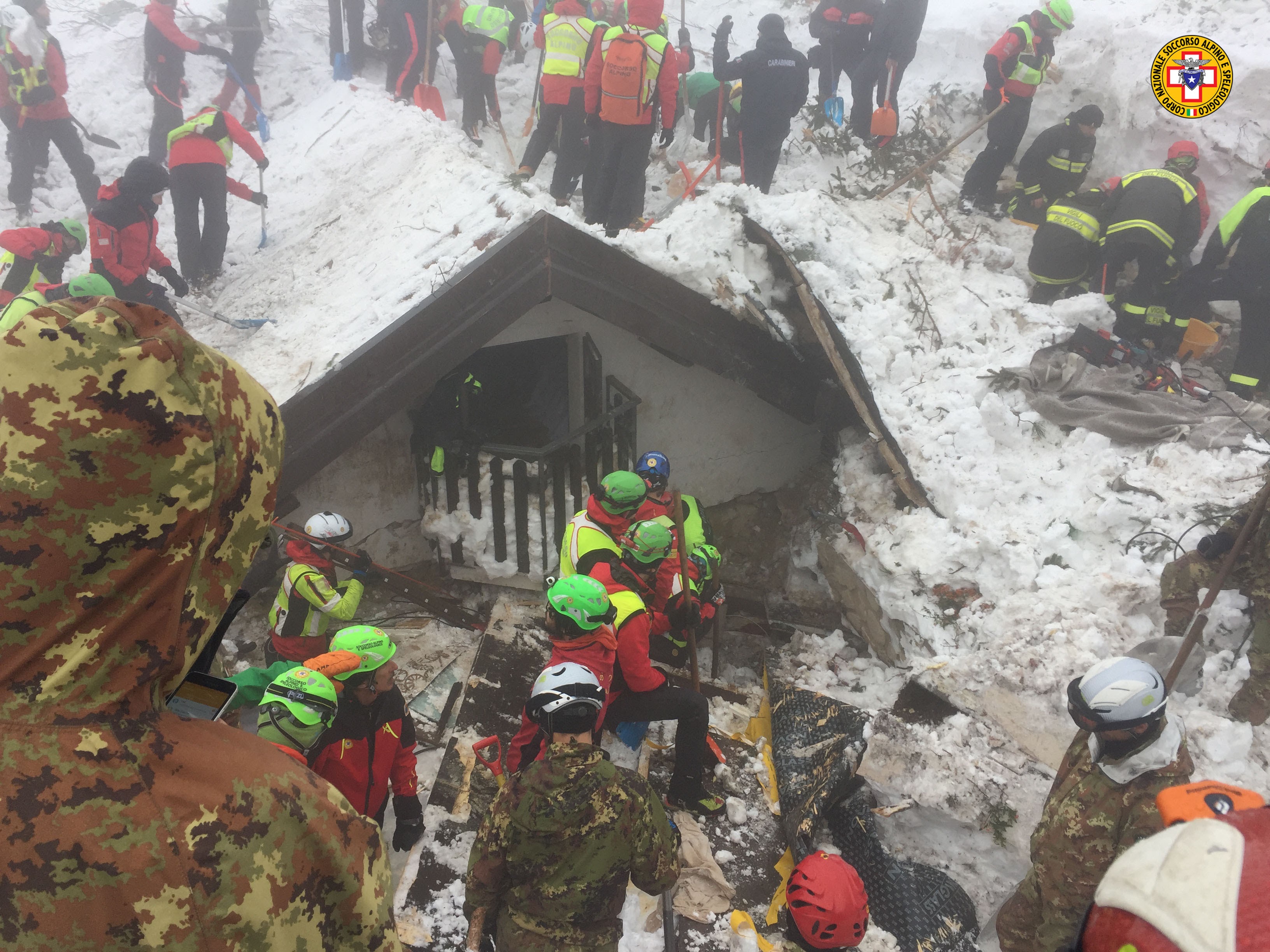  البحث عن ضحايا الانهيار الثلجى على فندق بوسط إيطاليا