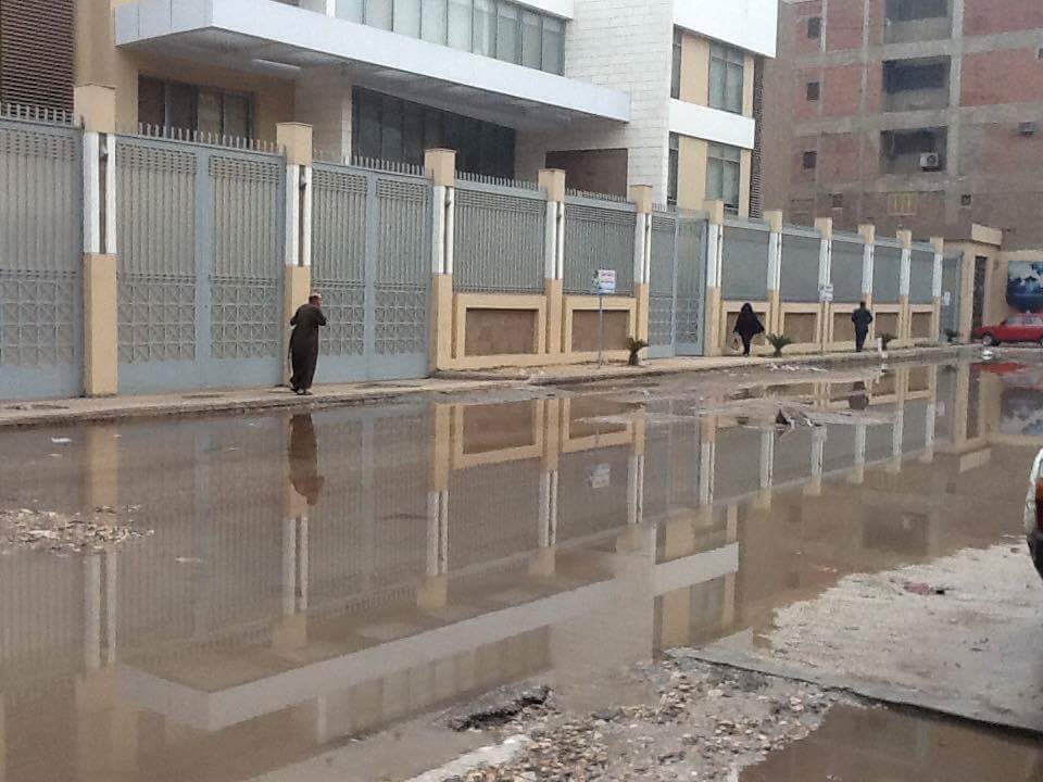غرق الشارع بالمياه وصعوبة تنقل المواطنين