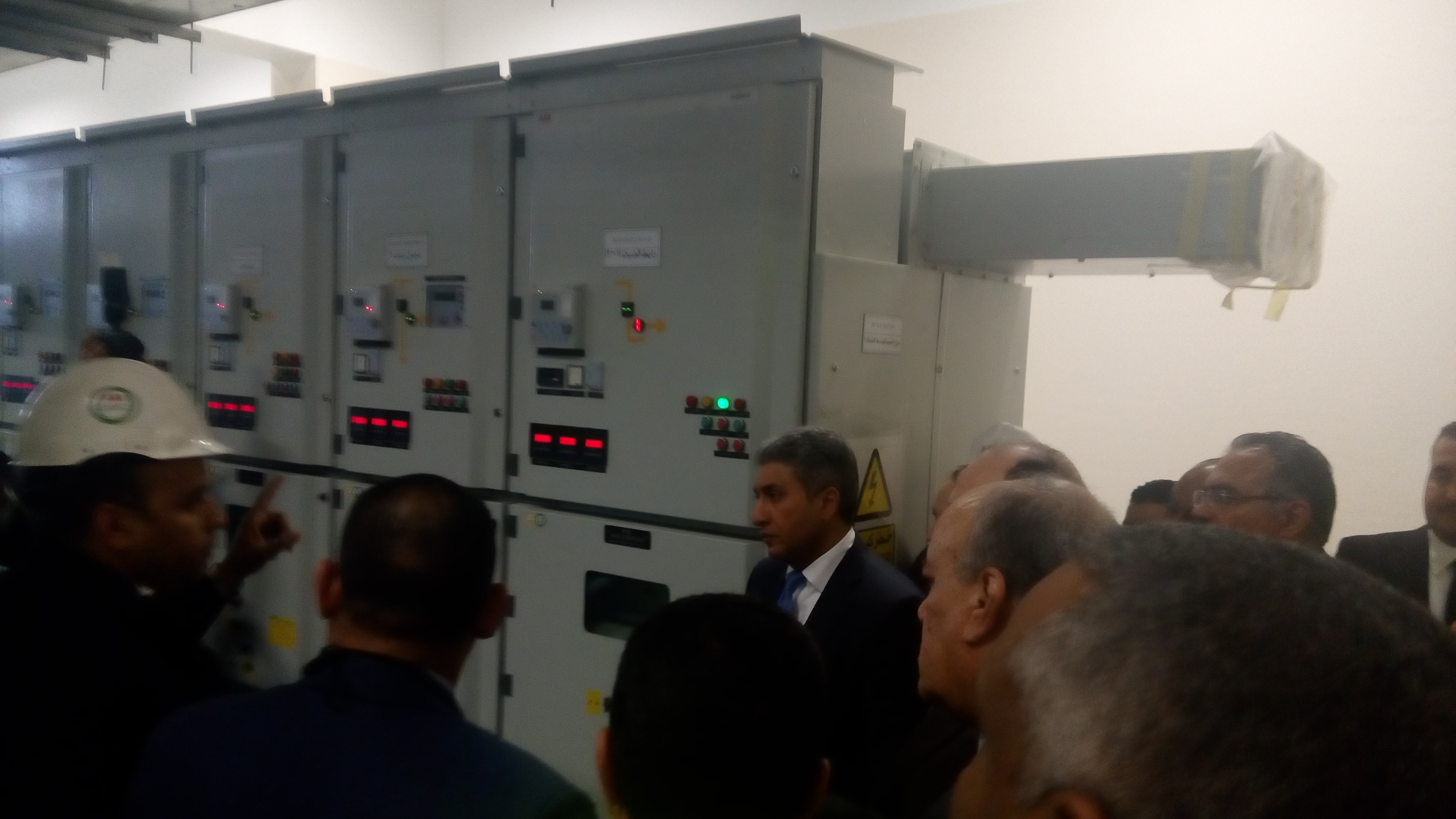 2 وزير الطيران يفتتح محطة كهرباء لتغذية صالات المطار 