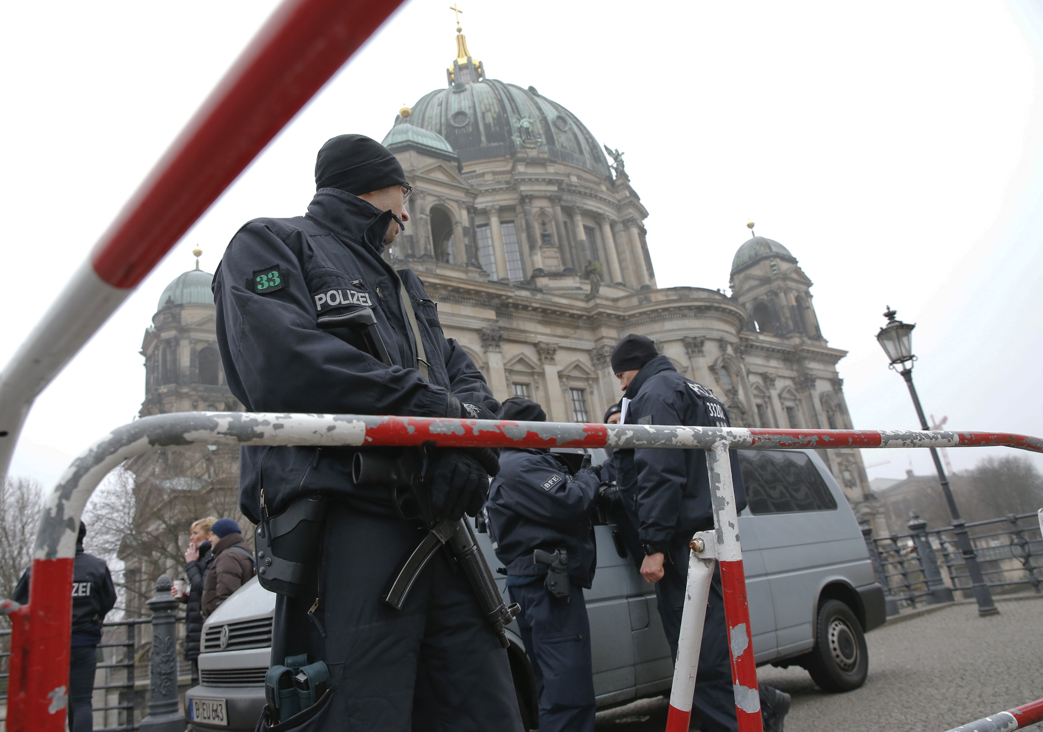 الشرطة تؤمن محيط كاتدرائية برلين خلال مراسم الجنازة الرسمية للرئيس الألمانى الأسبق