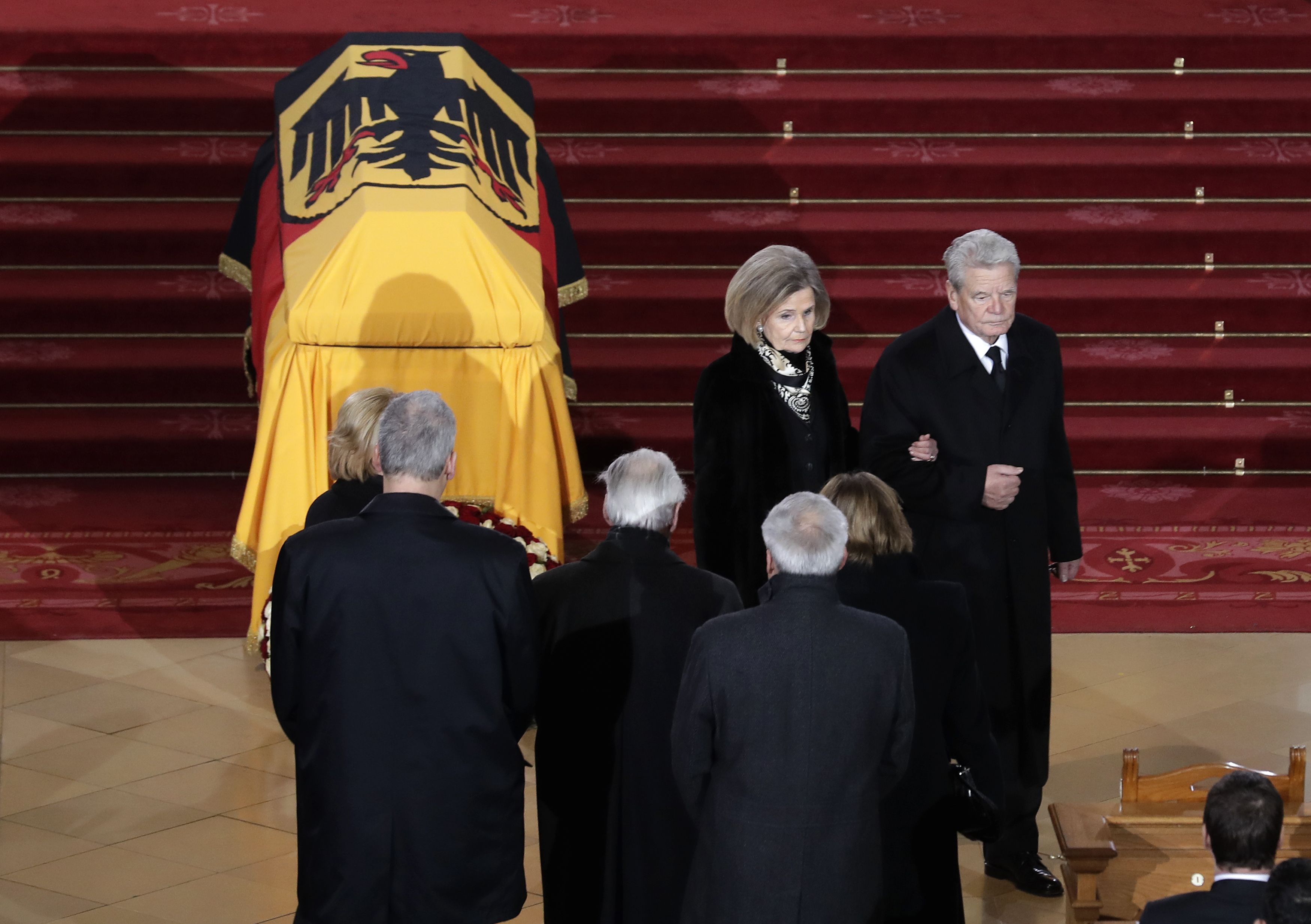 الكسندرا فريفرو أرملة الرئيس الألمانى الأسبق وأفراد الأسرة فى جنازة زوجها الراحل