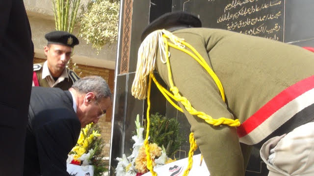 محافظ القليوبية يضع أكليل الزهور على النصب التذكارى