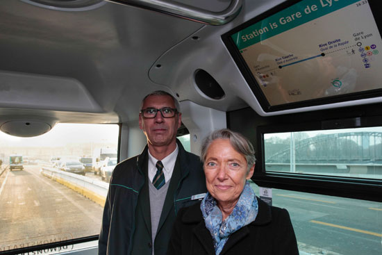 الرئيس التنفيذى لهيئة النقل فى باريس يشارك فى التجريب الأولى للحافلات