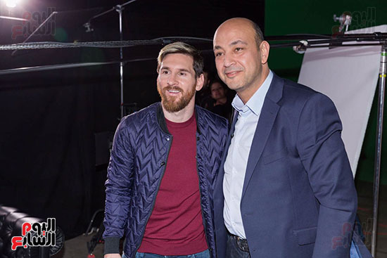عمرو اديب مع لاعب برشلونة ليونيل ميسى