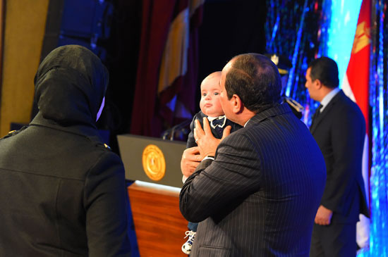 الرئيس يقبل طفل شهيد