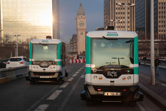 باريس تختبر حافلات كهربائية بدون سائق لمواجهة الازدحام والثلوث