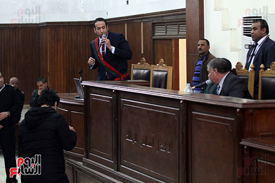 ممثل الادعاء يشرح للمحكمة التهم التى أحيل بها المتهمين
