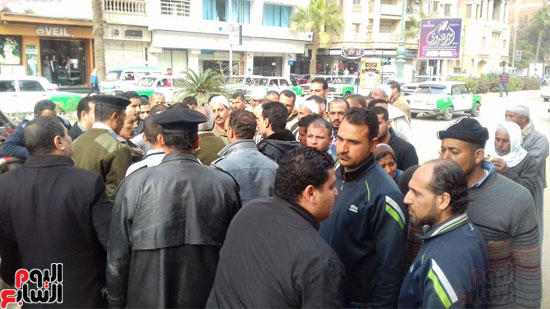أهالى قرية ألطون بالمحمودية يتظاهرون إأمام مبنى المحافظة