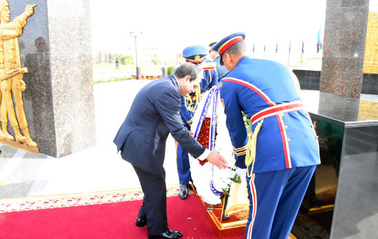 الرئيس يضع اكليل من الزهور على النصب التذكاري للشهداء
