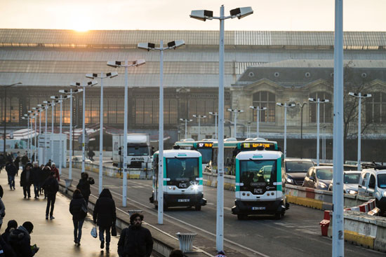 باريس تختبر حافلات كهربائية بدون سائق لمواجهة الازدحام