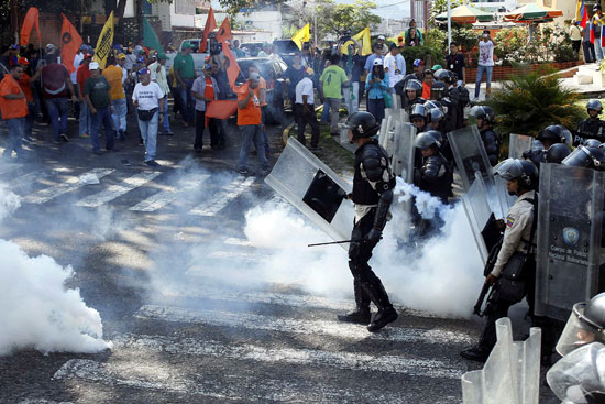 الأمن يطلق الغاز المسيل للدموع على المتظاهرين